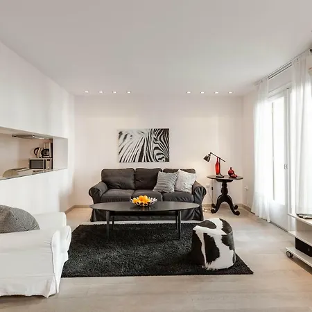 Stylish White 4 Ppl In Center Apartment *