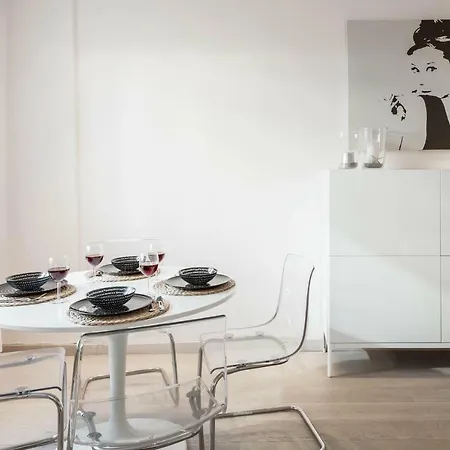 Stylish White 4 Ppl In Center Apartment *