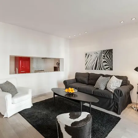 Stylish White 4 Ppl In Center Apartment *