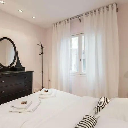 Stylish White 4 Ppl In Center Apartment *