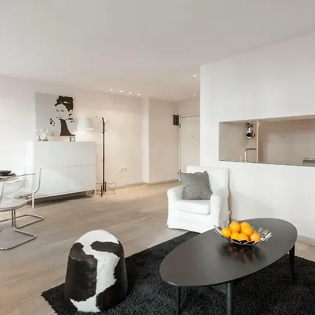 Stylish White 4 Ppl In Center Apartment *