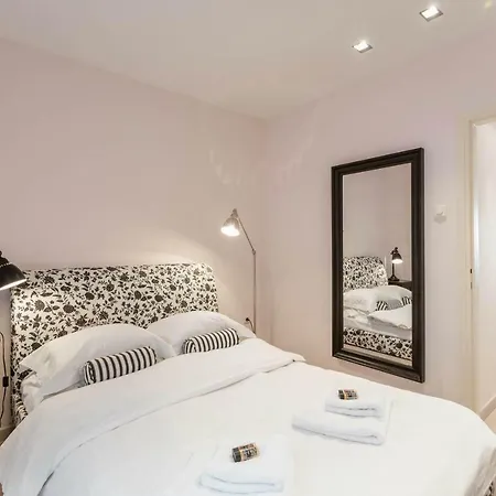 Stylish White 4 Ppl In Center Apartment Thessaloniki
