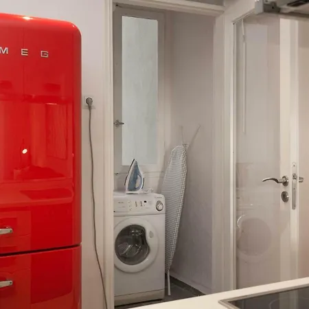 Stylish White 4 Ppl In Center Apartment