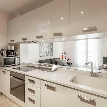 Stylish White 4 Ppl In Center Apartment *