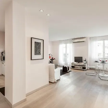Stylish White 4 Ppl In Center Apartment
